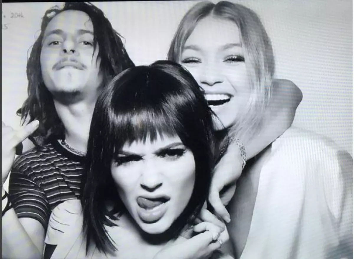 La modelo Gigi Hadid destacó entre los invitados.