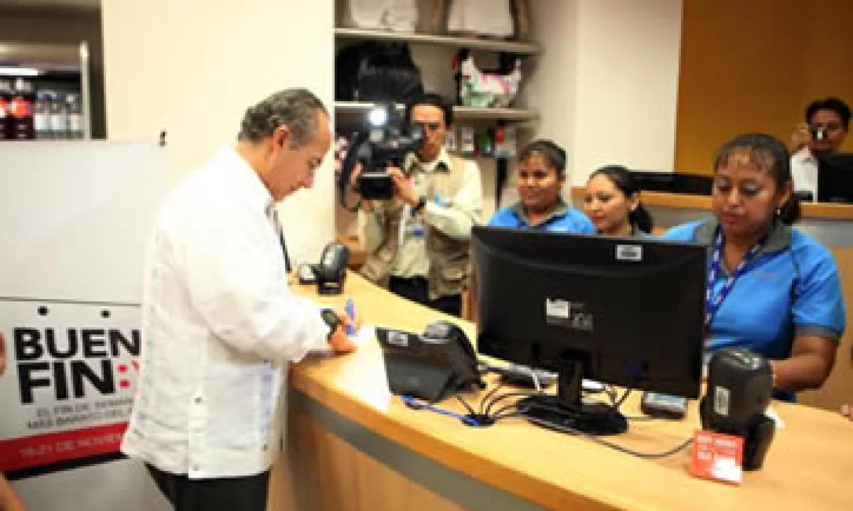 Felipe Calderón compró también una pelota para sus hijos aprovechando las ofertas del ‘Buen Fin’. (Foto: Cortesía Presidencia)