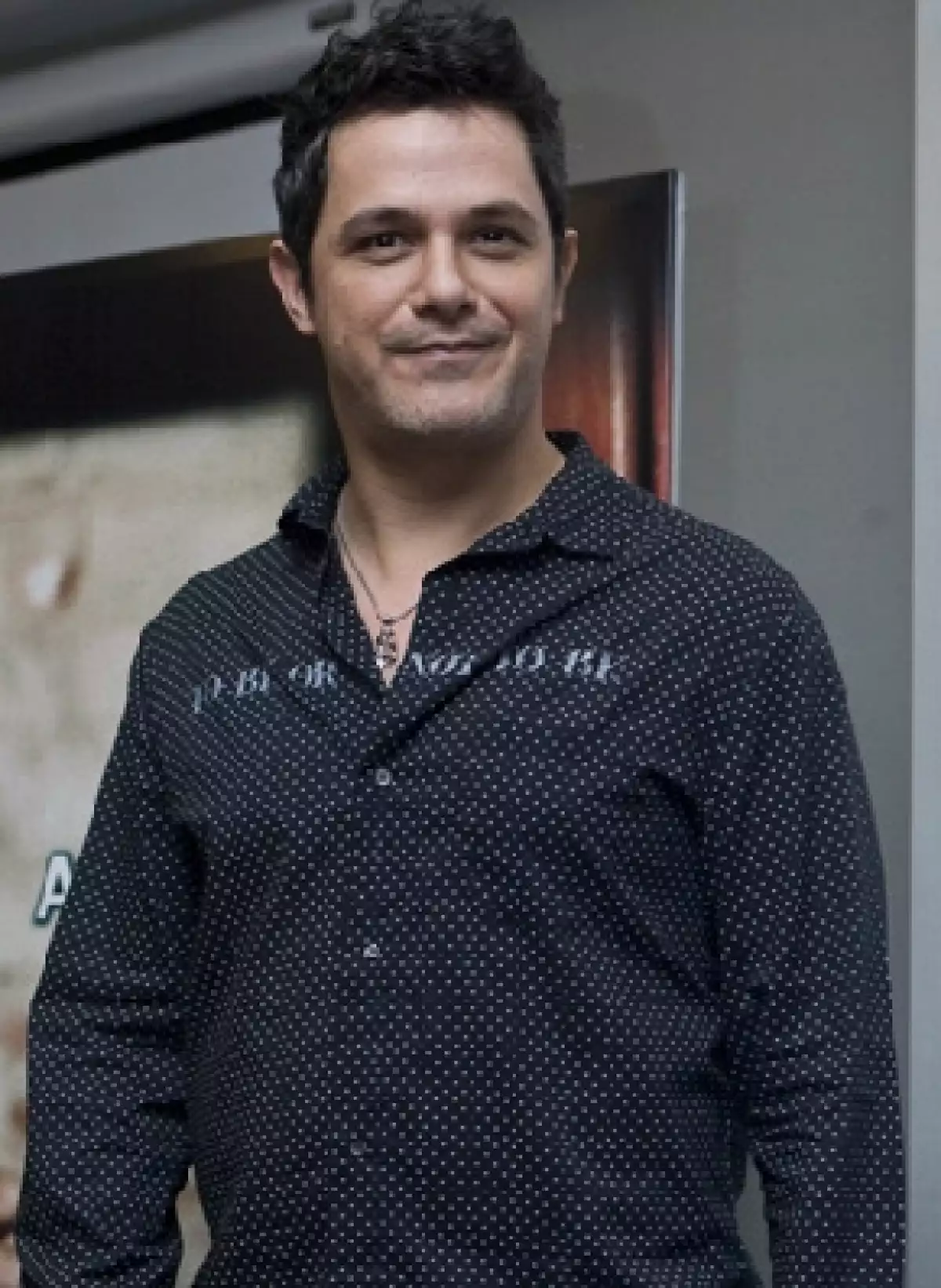 El cantante español asegura que en su cuenta de la red social tratan de hacerlo quedar como racista.