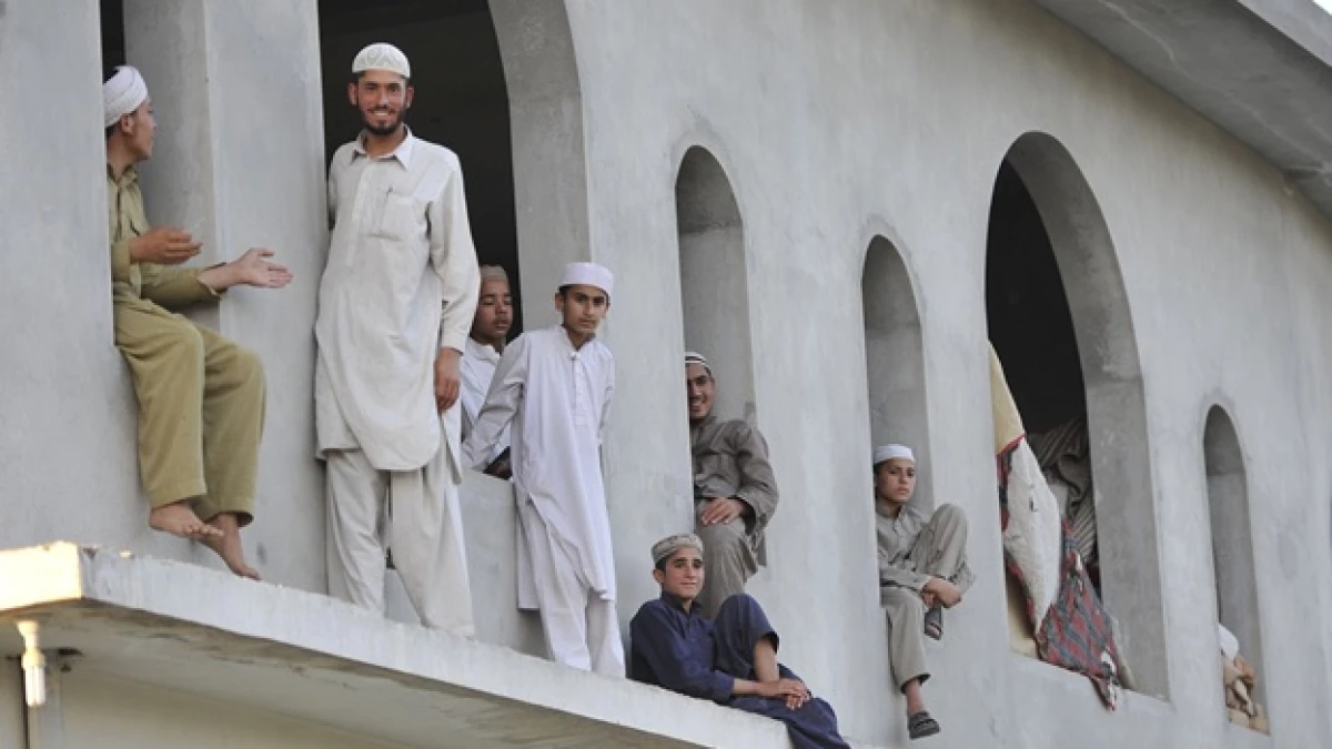 Pakistán - estudiantes - mezquita