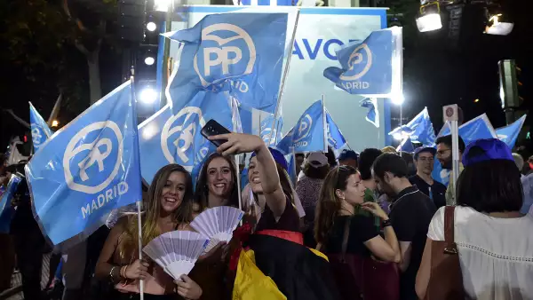 Simpatizantes del PP festejan el triunfo en las calles.