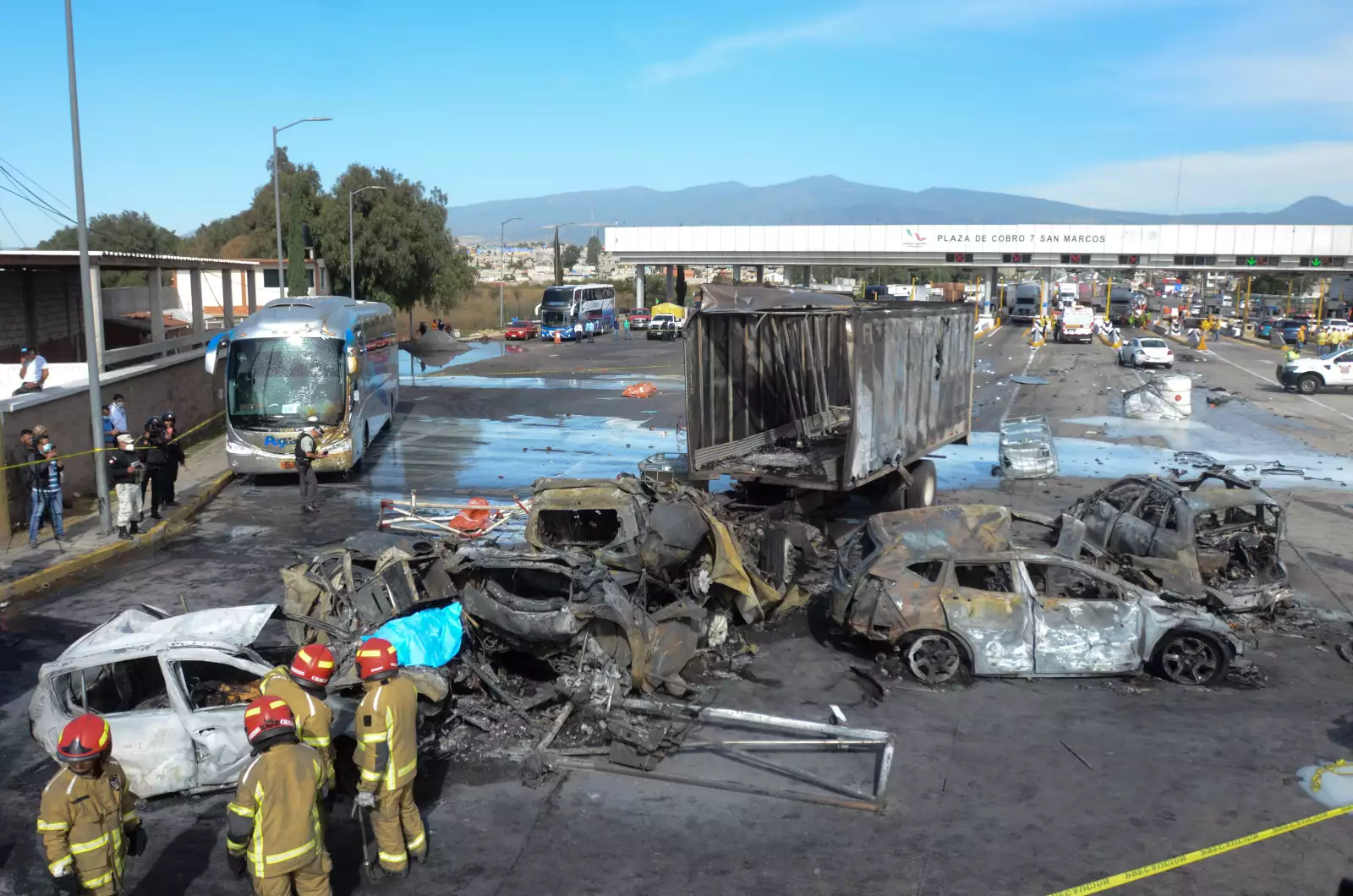 Bomberos, peritos y elementos de la Guardia Nacional y de la Policía acudieron a la zona del choque de un camión de carga contra más de 8 vehículos, que ocasionó la muerte de 18 personas en la caseta México-Puebla, San Marcos, kilómetro 33