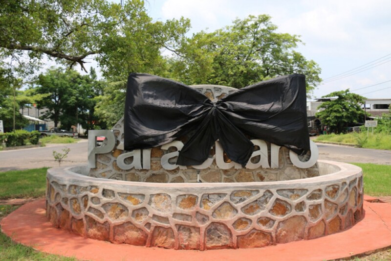 En Parácuaro, Michoacán, ya hay un moño negro en el centro como homenaje a Juan Gabriel.