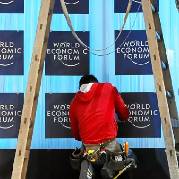 Los preparativos en Davos llegan a su etapa final. Miembros del equipo técnico trabajan para adecuar los espacios comunes.