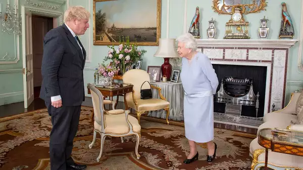 Boris Johnson se reúne con la reina Isabel II por primera vez en poco más de un año desde que iniciara el confinamiento por el Covid-19.