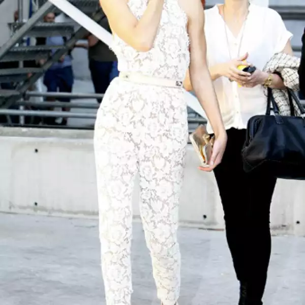 Natalia Vodianova se pasea por las calles de París con un jumpsuit con estos detalles.