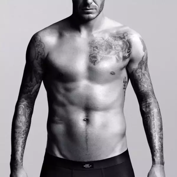 El ex futbolista y modelo se ve más hot que nunca a sus 40 años.