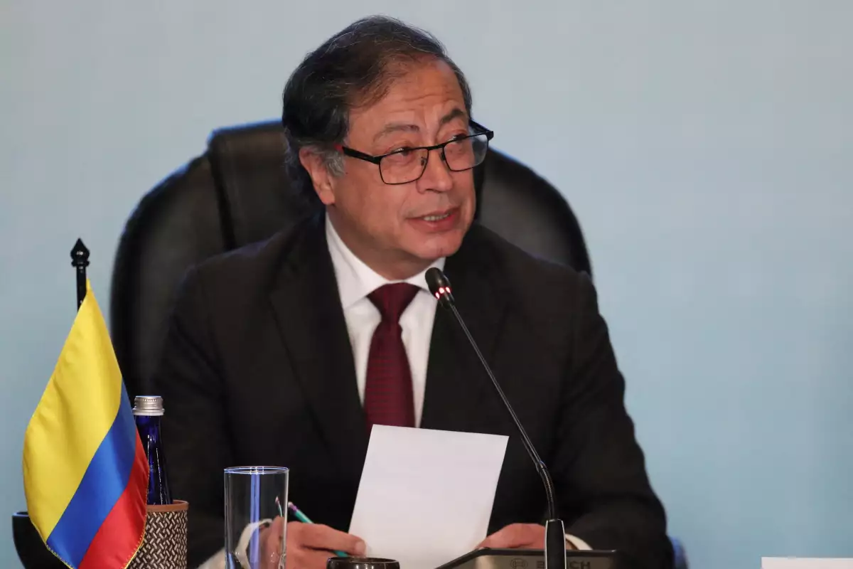 El presidente de Colombia, Gustavo Petro, da una conferencia de prensa internaciona por la crisis política en Venezuela, en el Palacio de San Carlos en Bogotá, Colombia. el 25 de abril de 2023. 