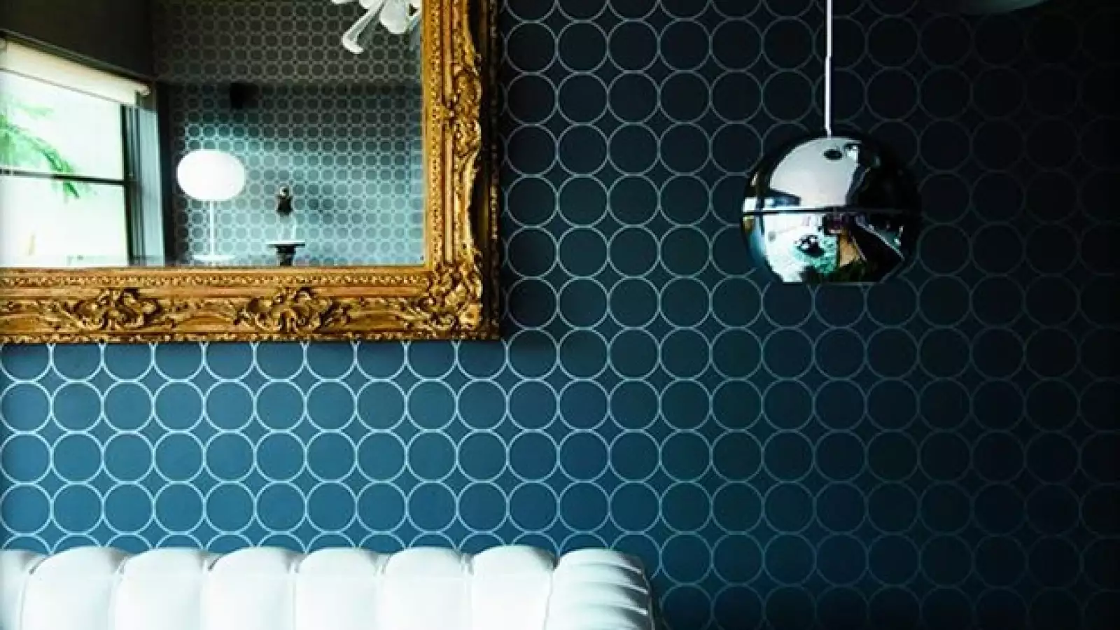 El estilo que mezcla de todo, la geometría del papel tapiz con la ornamentación clásica del espejo.