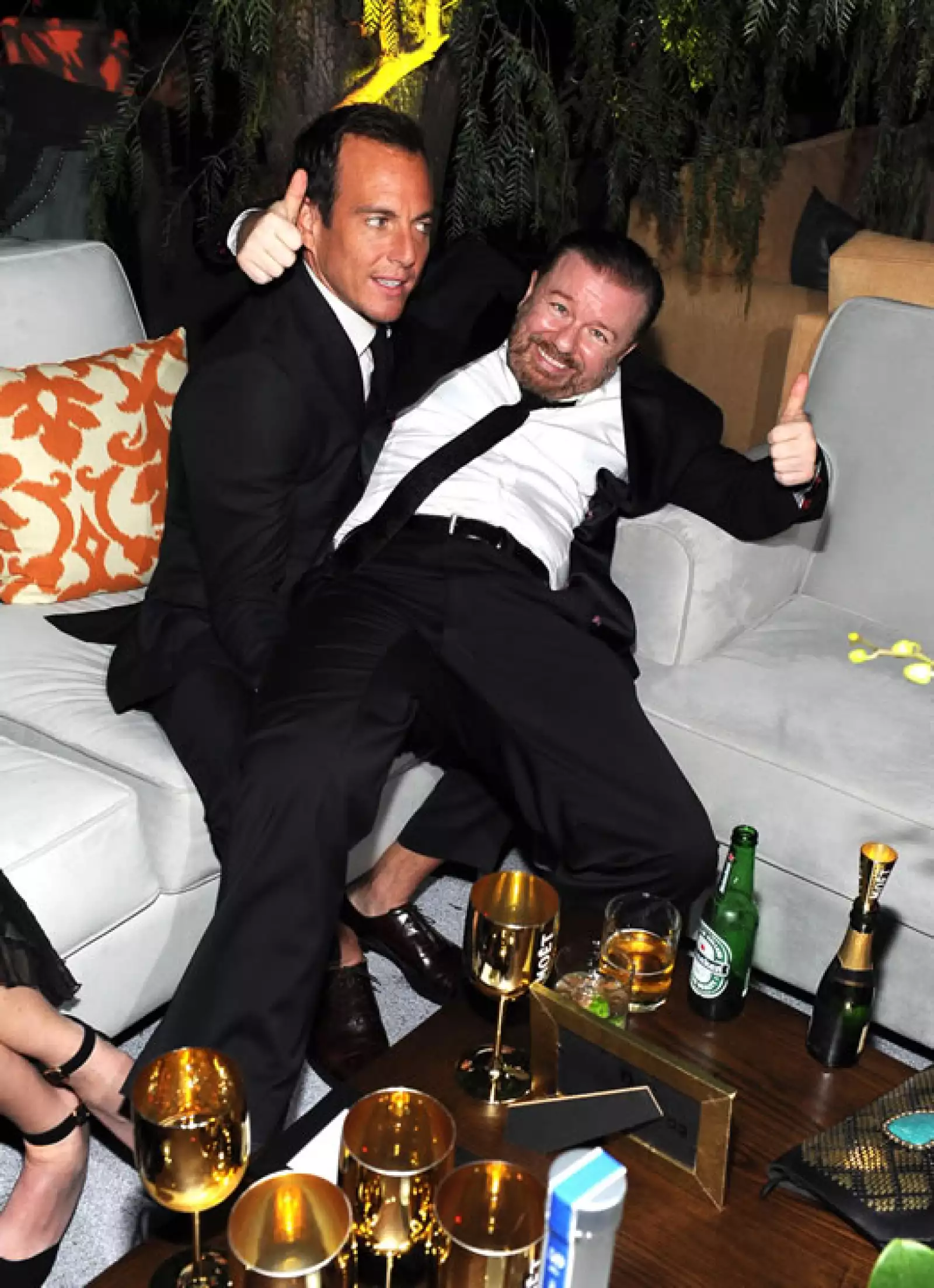 Los comediantes Will Arnett y Ricky Gervais parecía que traían unas copas de más en la fiesta.