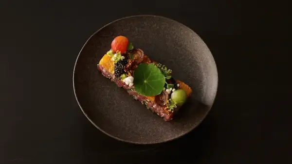 El restaurante La Chine, en el icónico hotel, ofrece un menú especial para este festejo