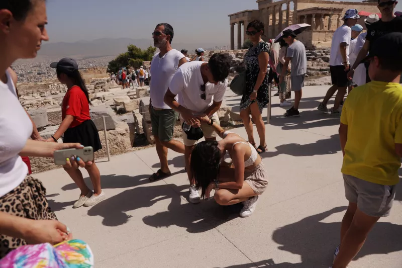 Un visitante se ve afectado por el calor en la cima de la colina de la Acrópolis, durante una ola de calor en Atenas, Grecia, el 14 de julio de 2023.