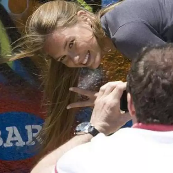 La modelo Bar Refaeli aprovechó que vio su nombre pintado en una pared y se tomó la foto del recuerdo.