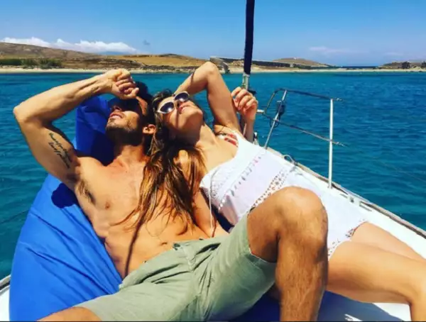 Actualmente, Lola, Aarón y sus hijas disfrutan de unas relajadas vacaciones en Grecia.