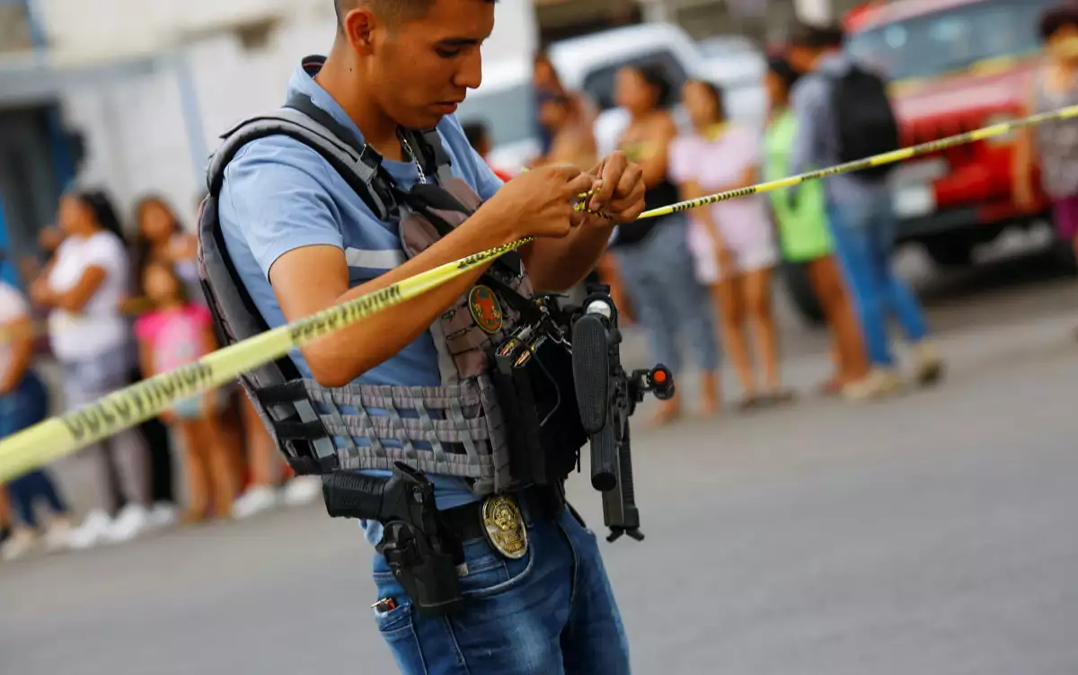 (Un policía durante los ataques simultáneos en los que se quemaron tiendas de conveniencia en Ciudad Juárez)