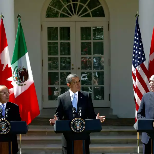 El presidente de México, Felipe Calderón; el presidente de Estados Unidos, Barack Obama, y el primer ministro de Canadá, Stephen Harper, participan en una conferencia en el Jardín de las Rosas. 