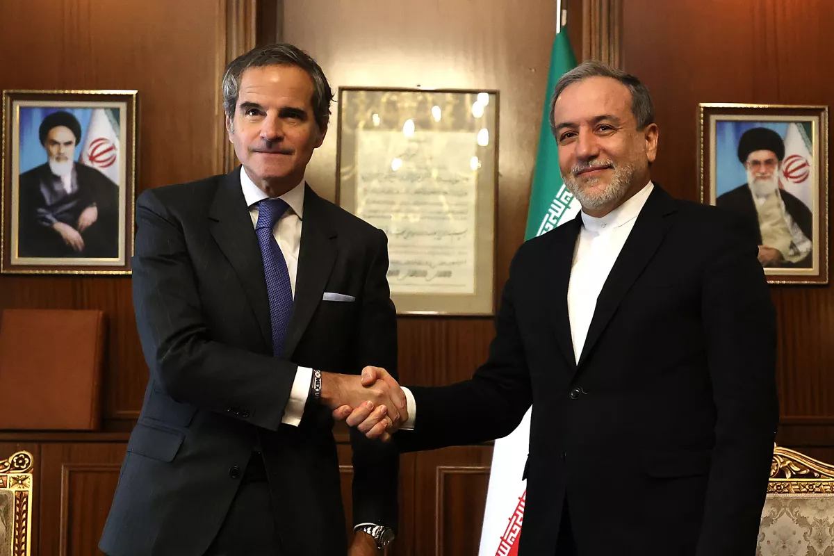 En esta foto de archivo tomada el 14 de noviembre de 2024, el ministro de Asuntos Exteriores de Irán, Abbas Araghchi (d), estrecha la mano del director general del Organismo Internacional de Energía Atómica (OIEA), Rafael Mariano Grossi, antes de una reunión en Teherán. (Imagen principal del artículo 'Las potencias se reagrupan: Irán y Rusia ajustan su estrategia nuclear frente a EU').