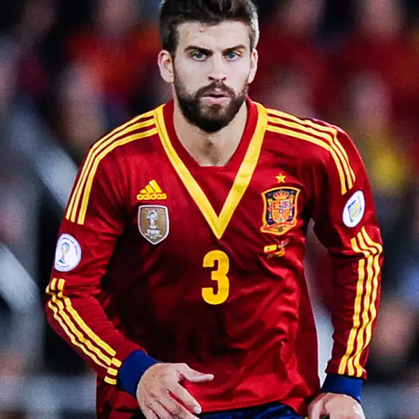 7. Gerard Piqué - España Sus ojos y su faceta como padre, han hecho que Piqué sea uno de los futbolistas más hoy del momento.