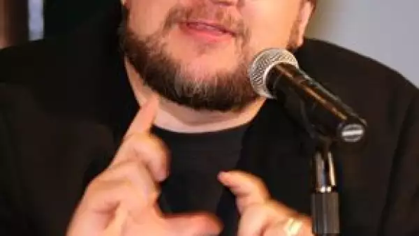 El cineasta mexicano escribió una novela de vampiros en la que intentó presentarlos como reales, amenazantes y sin rasgos humanos para que el lector comparta el horror y la repugnancia.