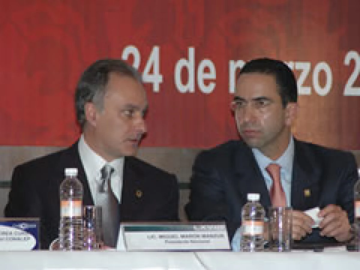 Autoridades y empresarios descartan paros laborales. (Foto: STPS)