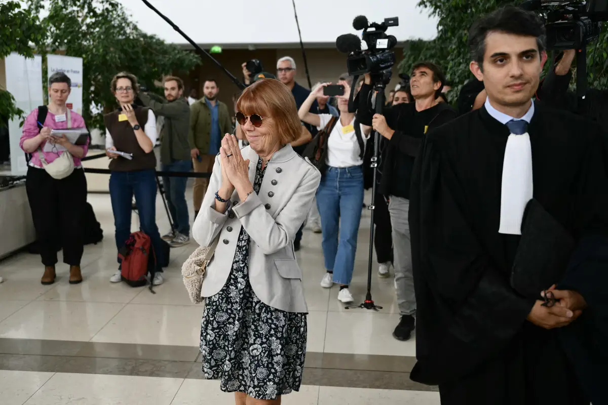 Gisele Pelicot agradece los aplausos junto a sus abogados, mientras sale del tribunal de Aviñón durante el juicio de su expareja Dominique Pelicot, acusado de drogarla durante casi diez años y de invitar a extraños a violarla en su casa en Mazan, sur de Francia.