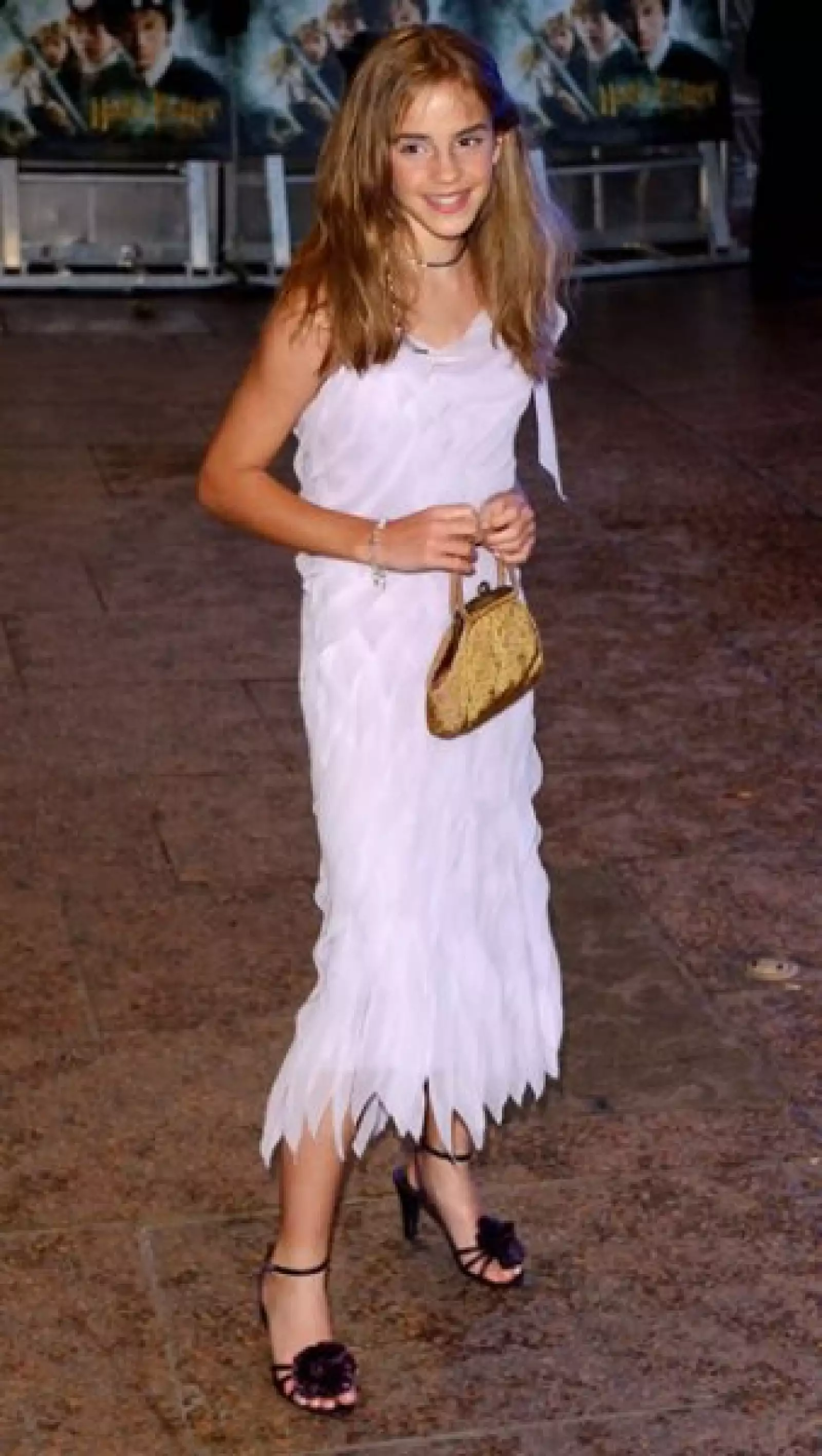 En `Harry Potter y la cámara secreta´ Emma comenzó a descubrir la moda, aunque sus outfits eran aún de niña, como este vestido lila y sandalias con flor.