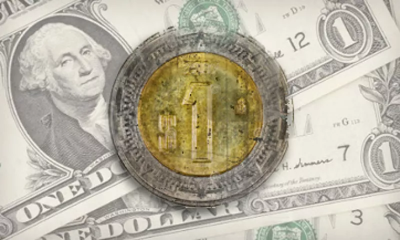 En ventanilla, el dólar se vende en 15.72 pesos. (Foto: Especial)