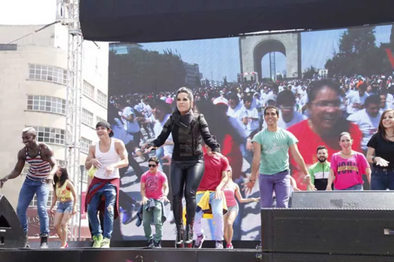 Para celebrar los 10 años de su programa de radio, la conductora citó a sus `cuentahabientes´ en el monumento a la Revolución en la ciudad de México.