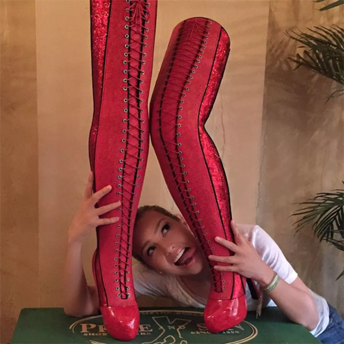 Thalía posó junto a las botas rojas de Kinky Boots.