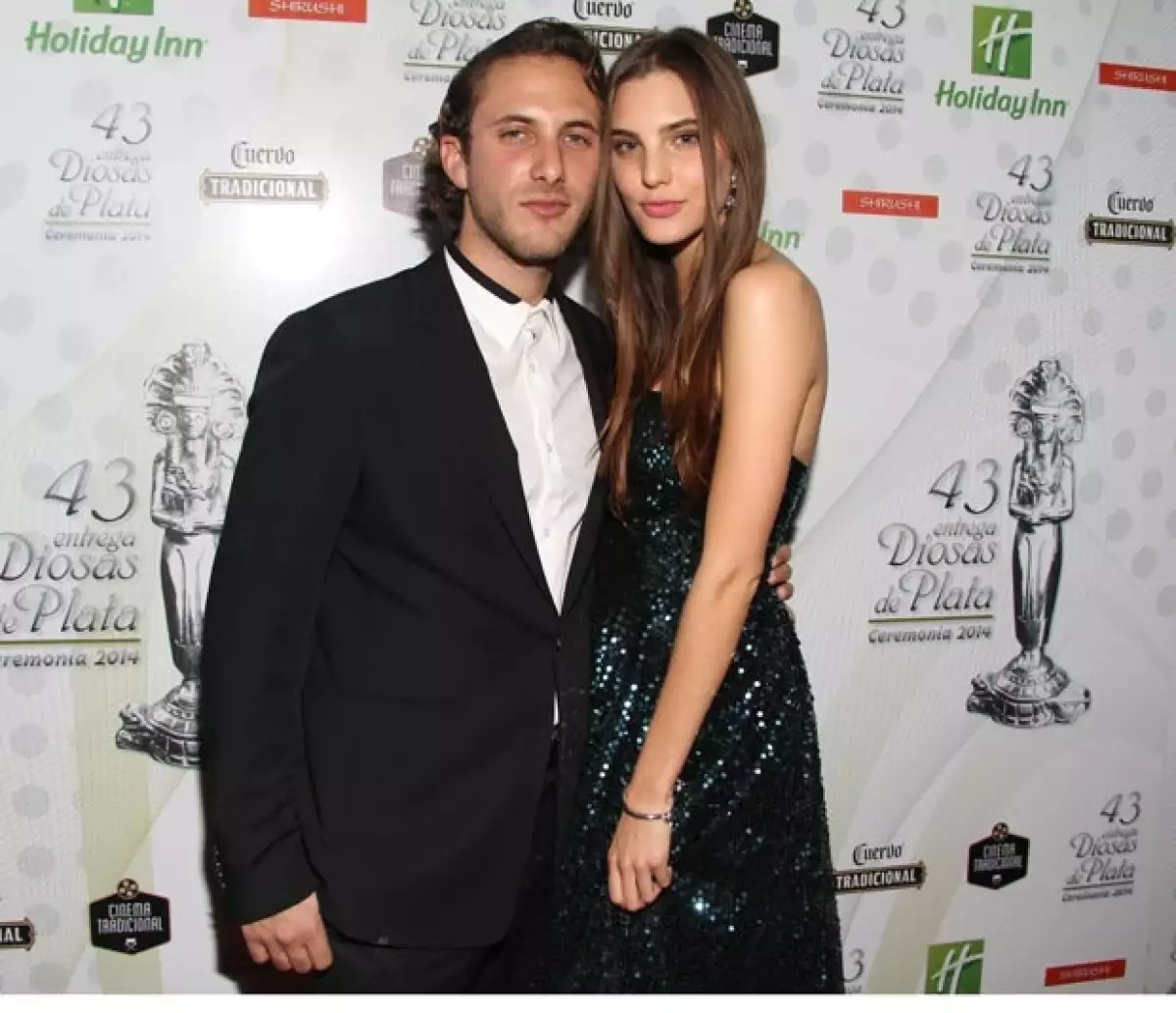 La pareja se comportó romántica frente a las cámaras.