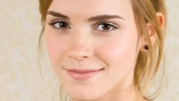 Emma Watson lidera esta lista, pues aunque usa relamente poco maquillaje, siempre se ve perfecta. Ésta podría ser una de las razones por las que la marca inglesa Burberry la eligió como su imagen.