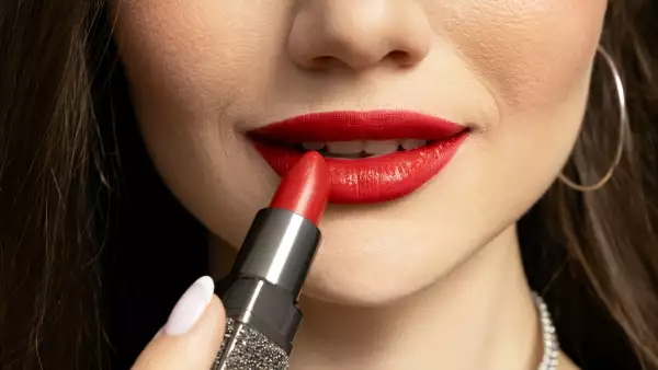 El índice del lápiz labial