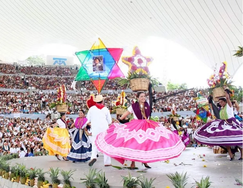 Ximena Navarrete visita Oaxaca y hace un recorrido por lugares históricos como el Centro Cultural Santo Domingo.