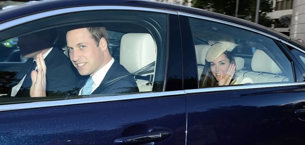 Los Duques de Cambridge a su llegada al Palacio de St James.