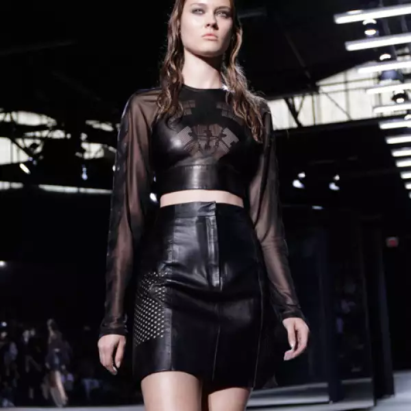 Por su parte, Alexander Wang trabajó con piel para la confección de su colección.