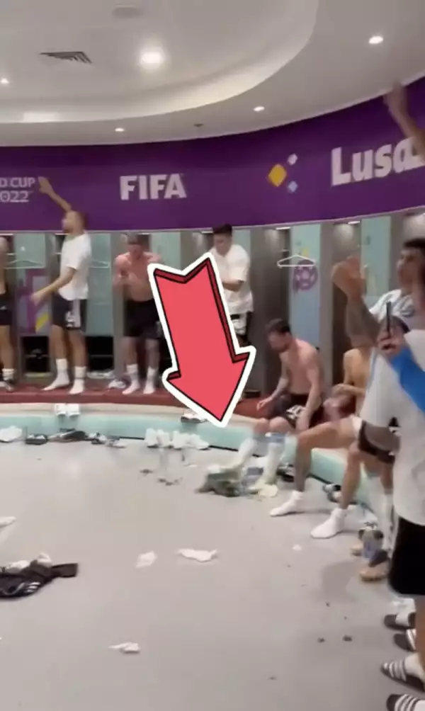Leo Messi patea la camiseta de la Selección Mexicana de Futbol