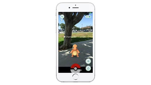 En el juego, se pueden enontrar Pokémons a través de la cámara del celular.