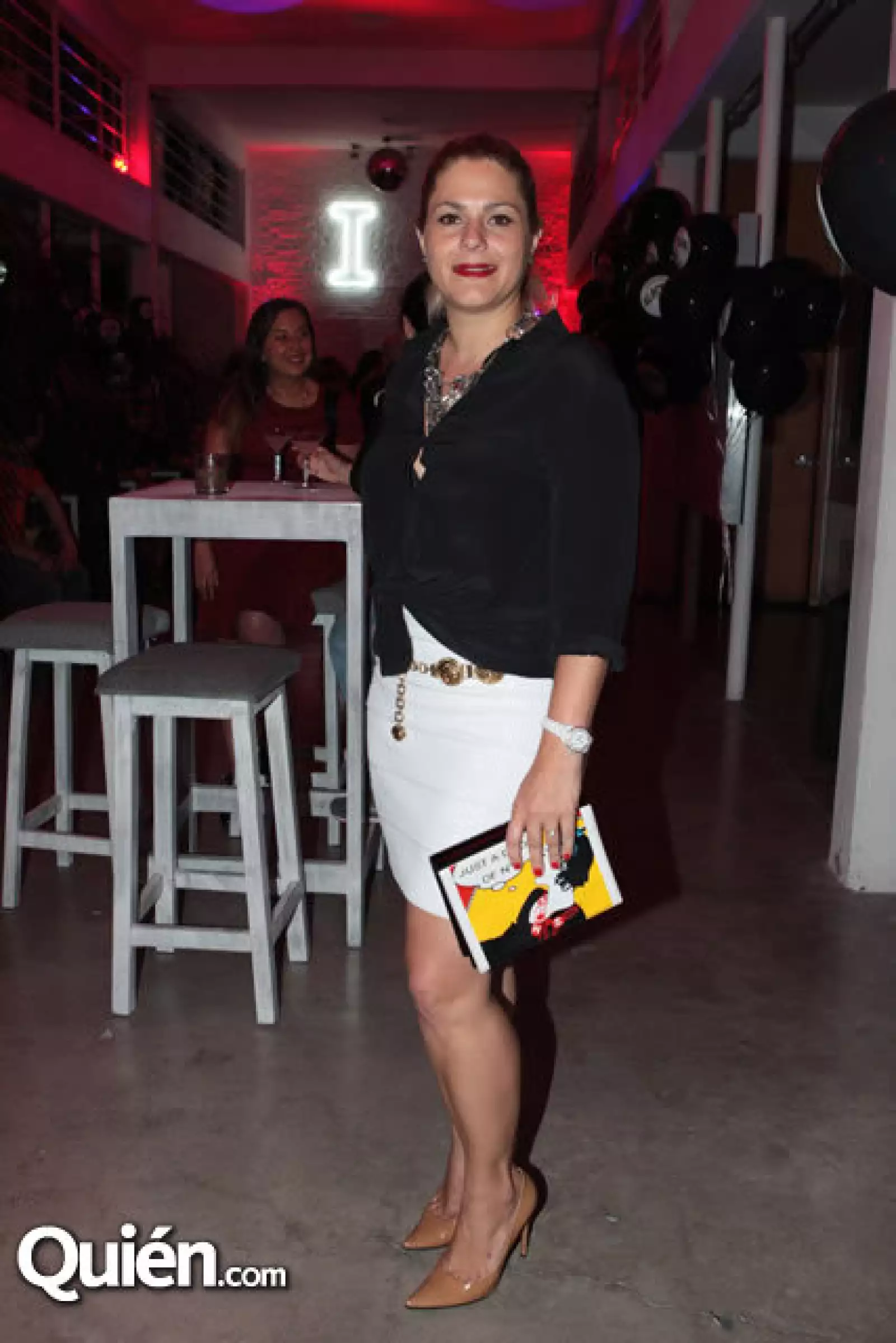 Una vez más con su clutch divertido que le pone un toque relajado a su outfit.