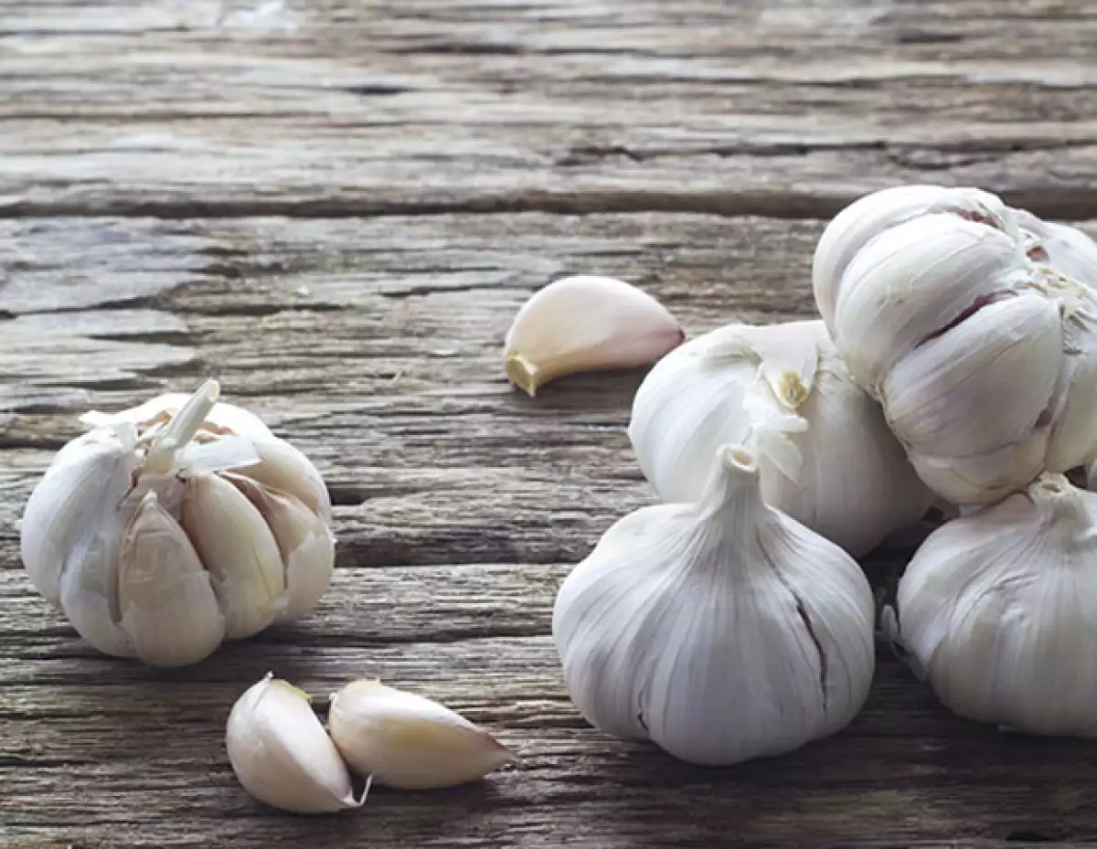 Los antioxidantes en el ajo ayudan a eliminar el acné del rostro.