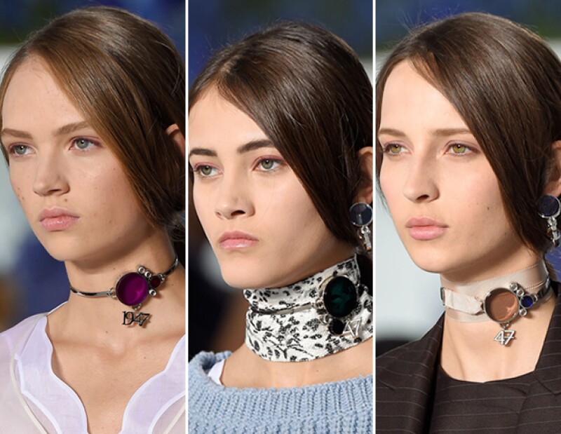 Todo look se presentó junto a un choker.