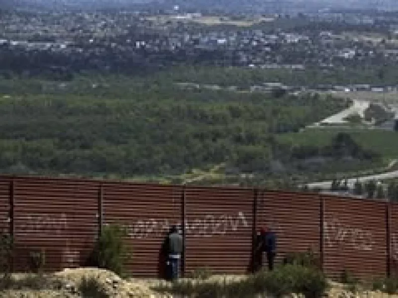 El congreso aprobó los fondos para terminar la construcción de la barda fronteriza. (Foto: AP)