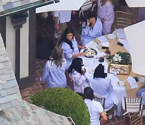 Las invitadas disfrutaron de un brunch en el patio de la casa de Beverly Hills de una amiga de Kim.