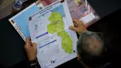 Un miembro de la Asamblea Nacional de la Asamblea tiene un mapa que muestra la disputada región de Esequibo como parte de Venezuela, ya que las tensiones entre Venezuela y Guyana se han aumentado en las últimas semanas por una disputa territorial de larga data, en Caracas, Venezuela, el 6 de diciembre de 2023.