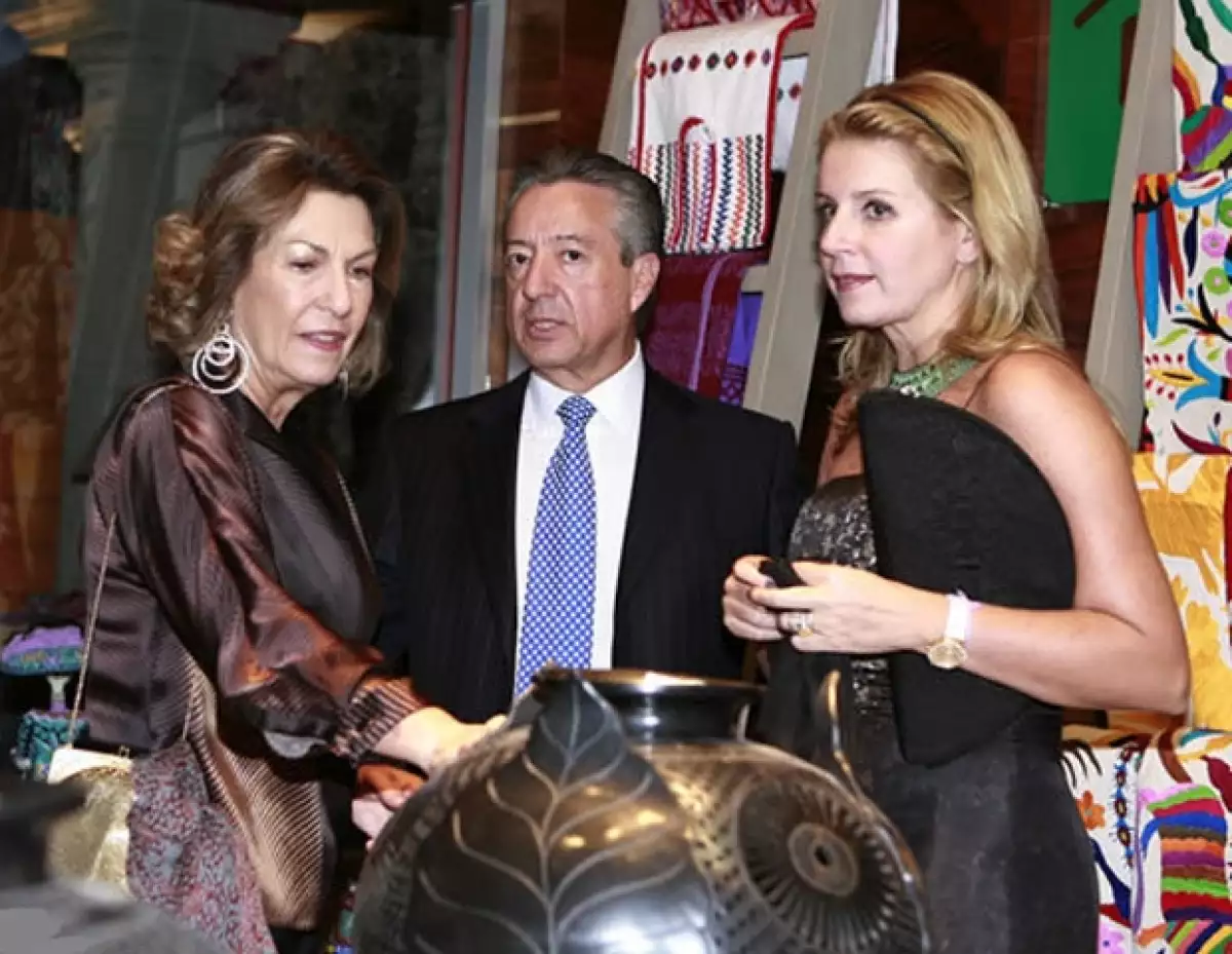 Dándoles un recorrido personalizado a Manuel Medina Mora y Paulina Alcocer en la exposición de Círculo San Ángel.