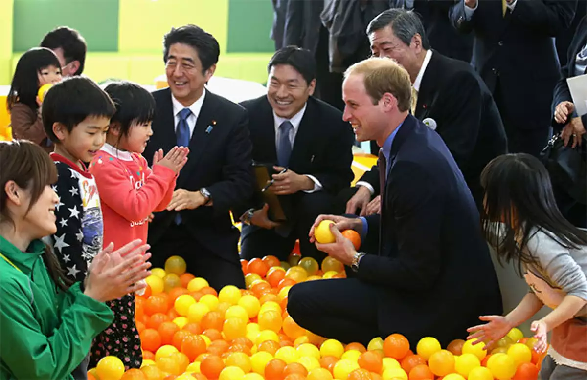 Además, el esposo de Kate Middleton sacó su lado paternal al jugar con varios niños.