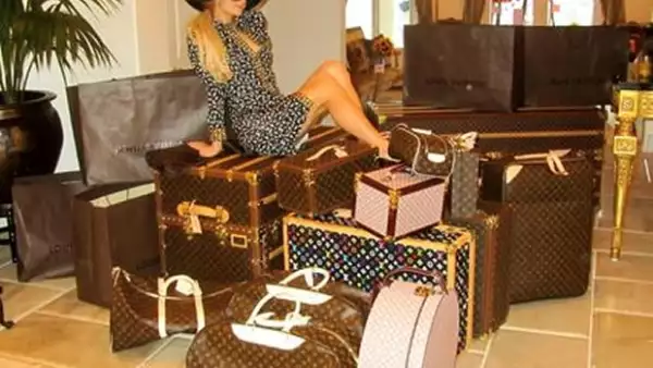 La chica del jet-set compartió con sus seguidores de Twitter su vuelo rumbo a Sudáfrica, a donde llegó ayer junto con su hermana Nicky.