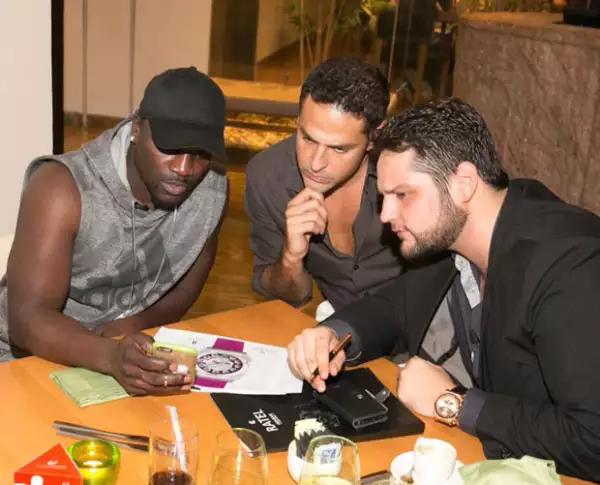 Alesh junto a Akon y su equipo de trabajo en una junta de negocios en Dubai.