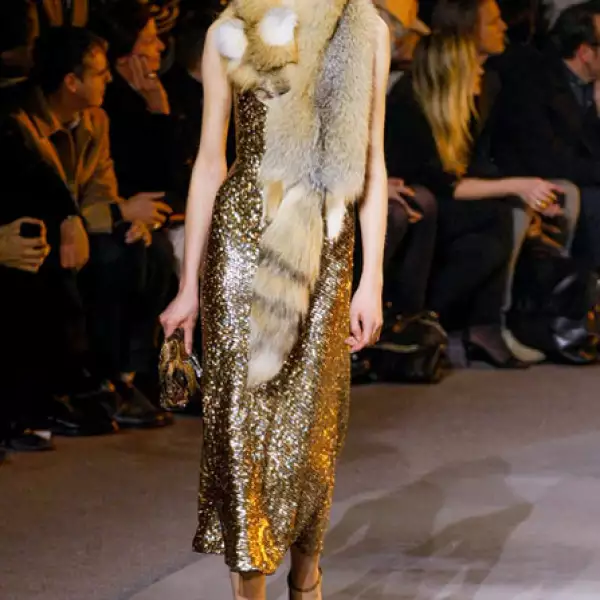 Estolas de piel se mezlcan con vestidos con destellos dorados en la temporada Otoño-Invierno 2013.