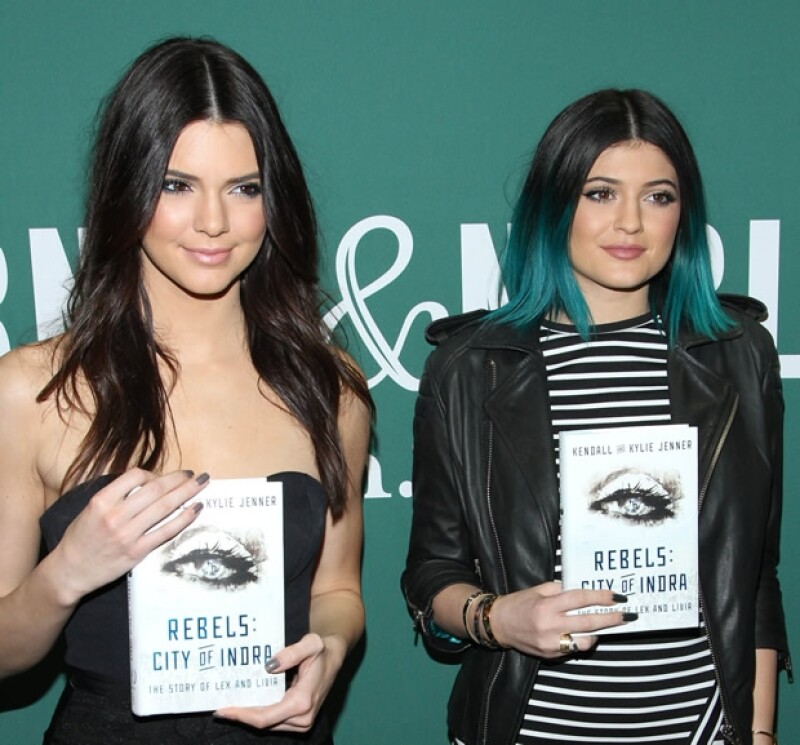 Las hermanas menores de las Kardashian decidieron entrar al mundo de la literatura con su libro “Rebeldes: Ciudad de Indra” que presentaron esta semana, sin embargo no han recibido buenas críticas.