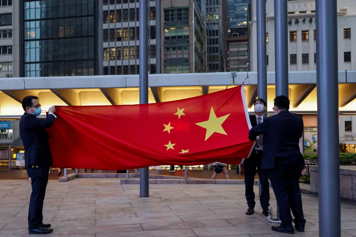 El personal baja la bandera nacional china en Exchange Square en el Distrito Financiero Central, en Hong Kong, China, el 15 de marzo de 2024.
